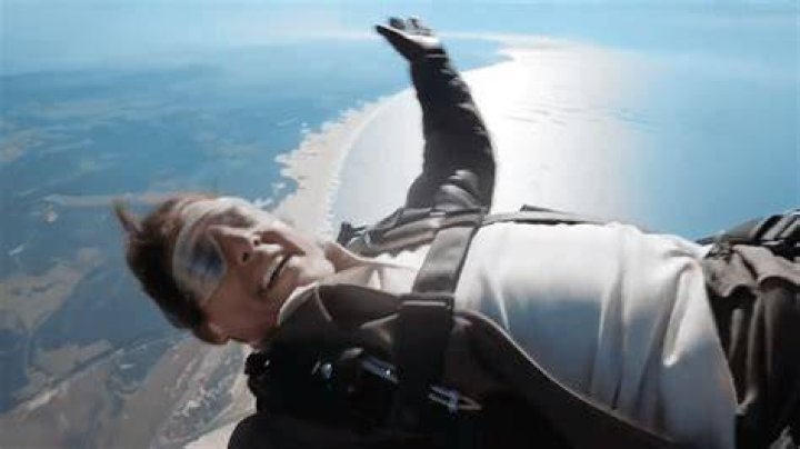 Tom Cruise Goes Skydiving & Thanks Fans Fo Support Mid-Air – Hollywood Life