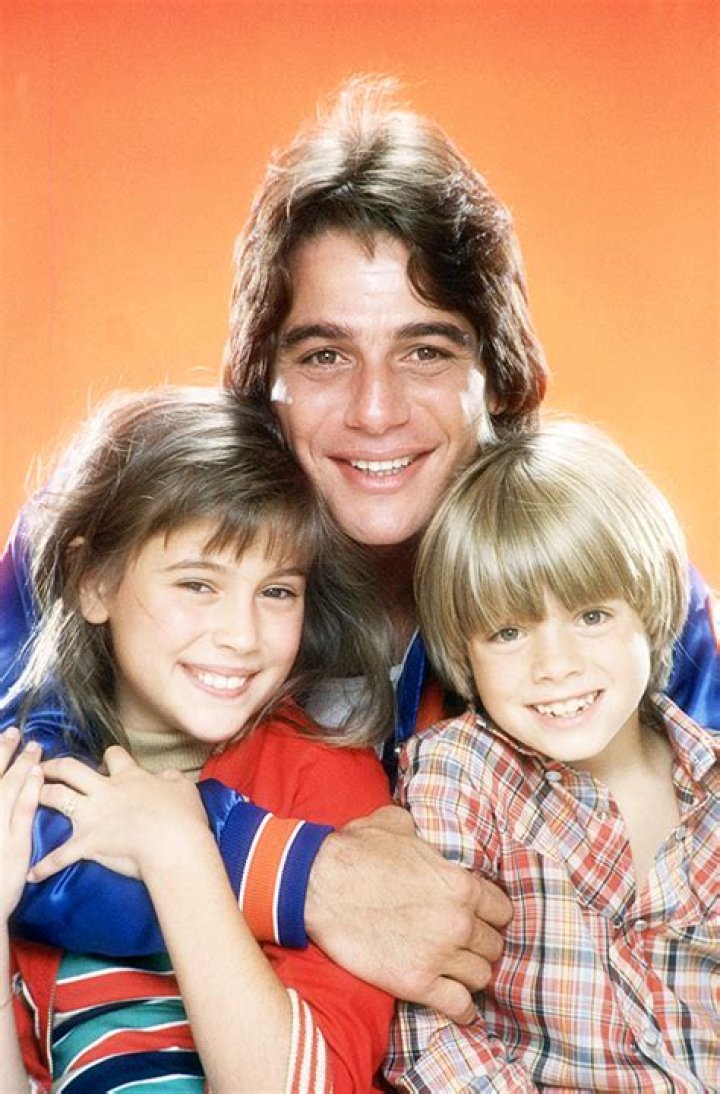 Tony Danza & Alyssa Milano Reunite With Danny Pintauro At Show: Photos – Hollywood Life
