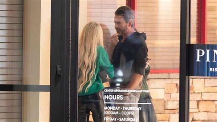Tori Spelling Chats With Mystery Man During Holiday Shopping: Photos – Hollywood Life