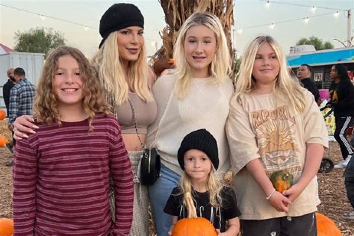 Tori Spelling Takes Kids To Pumpkin Patch Without Dean McDermott – Hollywood Life