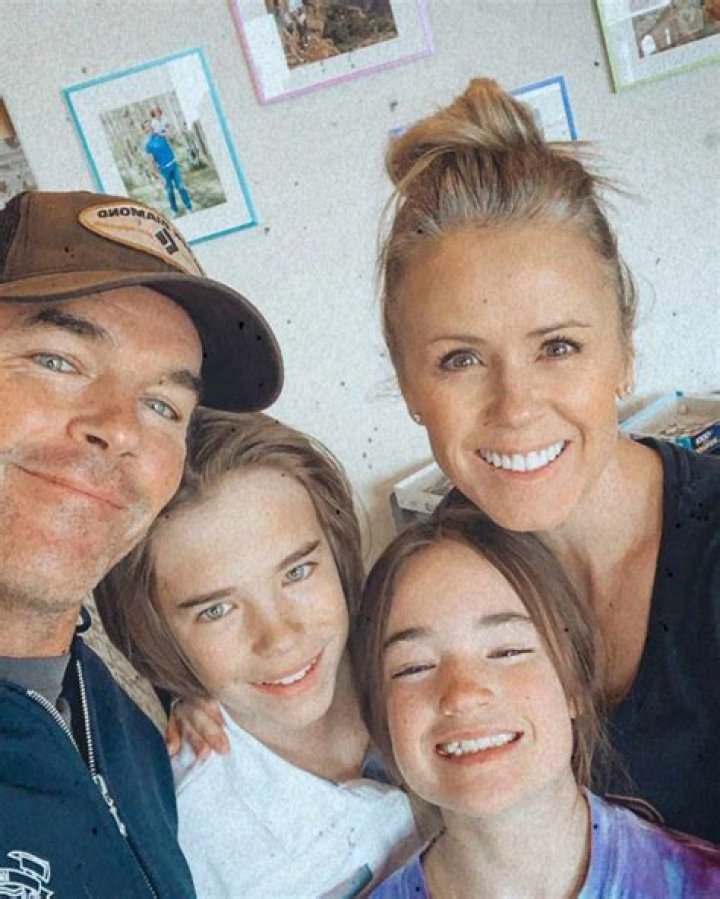 Trista & Ryan Sutter’s Daughter Blakesley, 11, Is Her Dad’s Twin In The Bucket Hat He Wore 17 Years Ago