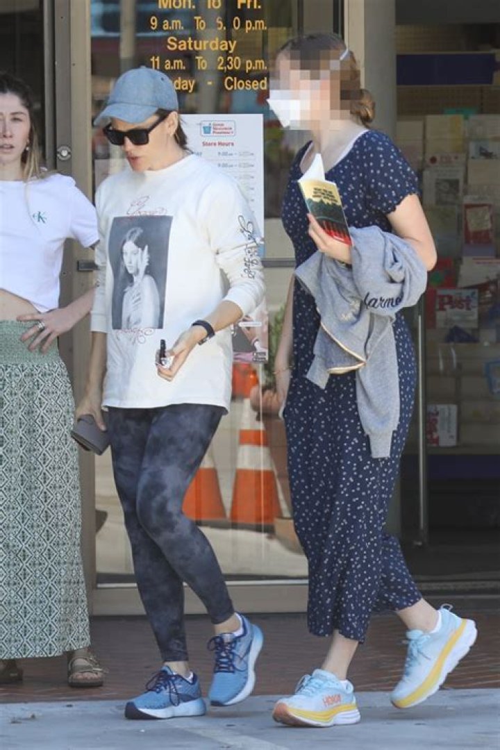 Violet Affleck Is Taller Than Jennifer Garner As They Run Errands – Hollywood Life
