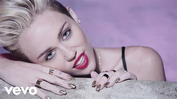 [WATCH] Miley Cyrus’ Sexy ‘We Can’t Stop’ Music Video — 5 Sexiest Moments – Hollywood Life