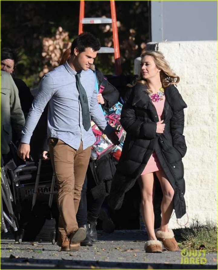 [WATCH] Taylor Lautner & Billie Lourd Kissing On Video — ‘Scream Queens’ Party – Hollywood Life