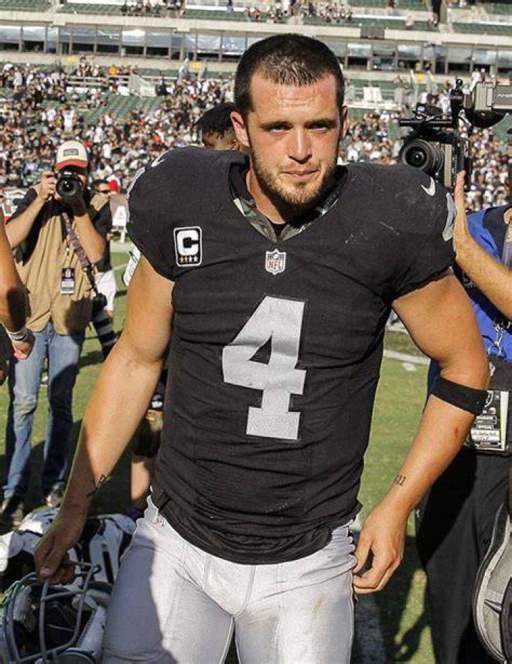 Who Is Derek Carr? 5 Things About The Oakland Raiders’ Star Quarterback – Hollywood Life