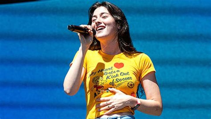 Who Is Gracie Abrams? 5 Things About Artist Opening For Taylor Swift – Hollywood Life