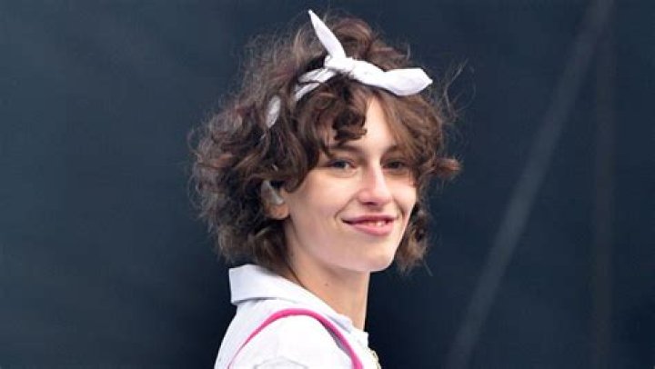 Who Is King Princess? 5 Facts About Singer Performing On ‘SNL’ – Hollywood Life