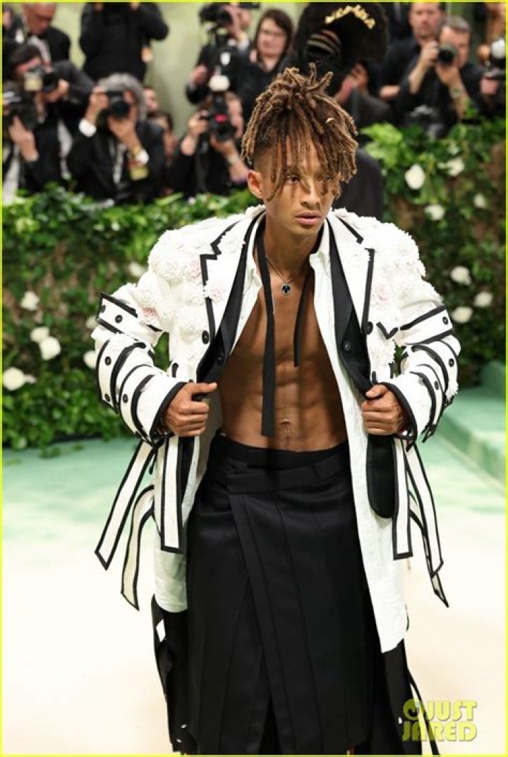 Willow Smith Shows Off Ripped Abs In Mirror Selfie Thanks To Yoga Workouts – Hollywood Life