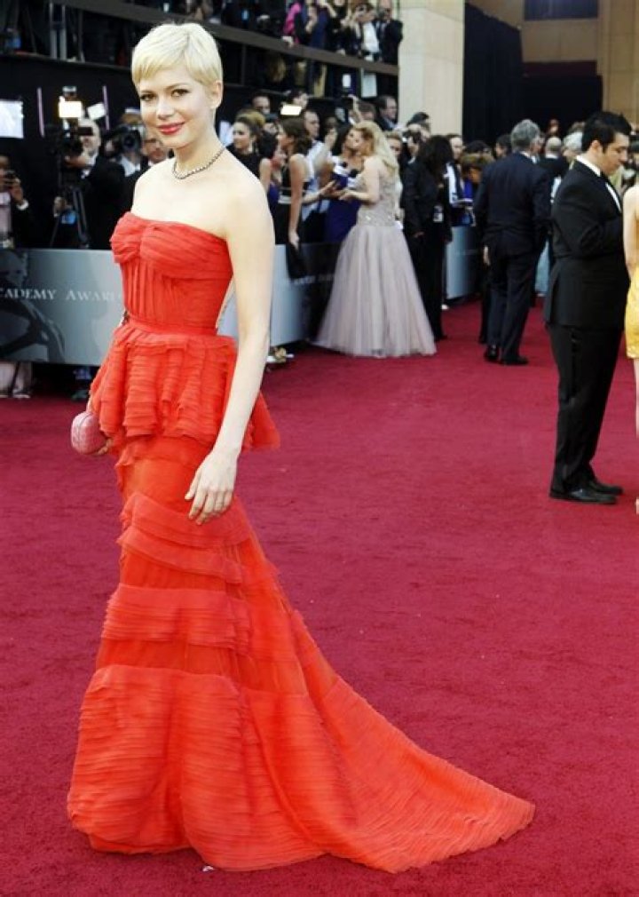 Wows In Red Gown – Hollywood Life