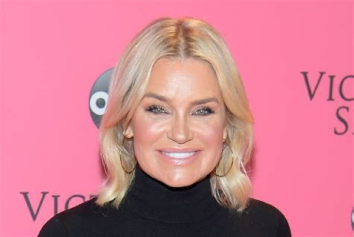 Yolanda Hadid, 55, Looks Like Bella & Gigi’s Sister Showing Toned Abs In Tiny Bikini – Pic